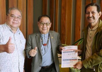 JEFFREY Kitingan (tengah) menerima borang keahlian Star Sabah daripada Amir.