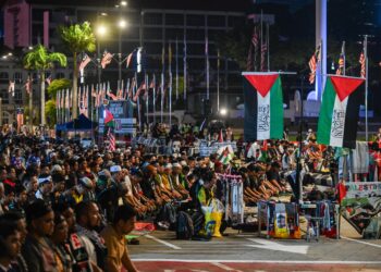 ORANG ramai menunaikan solat maghrib pada Himpunan Malaysia Bangkit Untuk Gaza di Dataran Merdeka di sini, hari ini. - UTUSAN/SYAKIR RADIN
