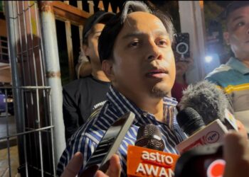 SHAHLAN Jufri ketik ditemui pemberita di Hospital Queen Elizabeth, Kota Kinabalu, Sabah hari ini.-UTUSAN/ALLEN MAJAWAN