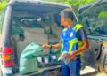 ANGGOTA PGA menunjukkan mercun yang dirampas dalam serbuan di pangkalan haram Terusan, Rantau Panjang, Kelantan semalam.