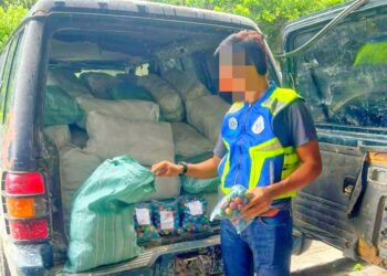 ANGGOTA PGA menunjukkan mercun yang dirampas dalam serbuan di pangkalan haram Terusan, Rantau Panjang, Kelantan semalam.