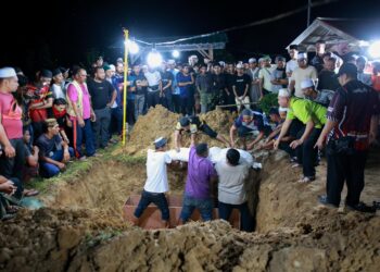 JENAZAH salah seorang mangsa kemalangan maut di Gua Musang dibawa turun ke dalam liang lahad untuk dikebumikan di Tanah Perkuburan Islam Mukim Kubang Bemban, Pasir Mas, Kelantan-UTUSAN/KAMARUL BISMI KAMARUZAMAN.