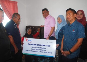 AHLI Dewan Undangan Negeri (ADUN) Telok Mas, Datuk Abdul Razak Abdul Rahman menyampaikan katil baharu kepada salah seorang penghuni BAKTI, Telok Mas, Melaka. - UTUSAN/AMRAN MULUP