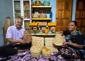 BAH Rizal Baek (kiri) menunjukkan kraftangan yang dihasilkan sendiri bersama isterinya, Eliya Omjak, 54, menggunakan rotan, bertam, buluh dan kayu cengal ketika ditemui di rumahnya di Kampung Langkap Dangi, Johol, Kuala Pilah.-UTUSAN/ NOR SHAFIQAH MOHD. GHAZALI.
