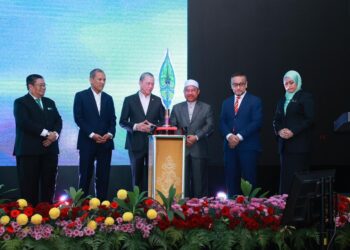 FADILLAH Yusof (tiga kiri) bersama Mohd. Nassaruddin Daud semasa merasmikan Persidangan Pengurus Kanan dan Jurutera Daerah Jabatan Pengairan dan Saliran (JPS) Malaysia di Kota Bharu, Kelantan hari ini-UTUSAN/KAMARUL BISMI KAMARUZAMAN.