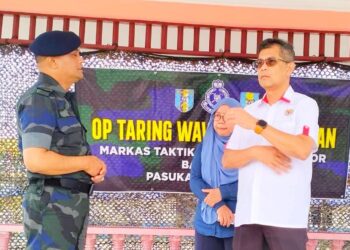 NIK Ros Azhan Nik Ab. Hamid (kiri) semasa menyantuni lawatan turun padang rombongan Luqman di Pengkalan Kubor, Tumpat, Kelantan hari ini-UTUSAN/ROHANA ISMAIL.