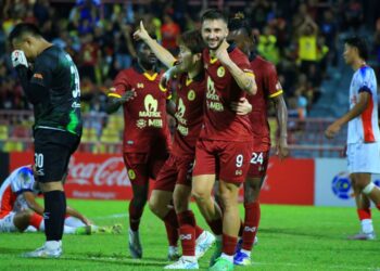 JOVAN Motika meraikan gol jaringannya bersama rakan sepasukan dalam aksi Piala FA di Stadium Tuanku Abdul Rahman, Paroi, Seremban malam ini.-UTUSAN/MOHD. SHAHJEHAN MAAMIN