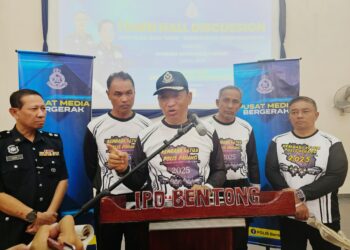 YAHAYA Othman (tengah) dalam sidang akhbar sempena Town Hall Discussion Satu Felda, Satu Tekad: Bebas Dadah, Kukuh Muafakat Sempena Kembara Ketua Polis Pahang Tahun 2025 di Dewan Semai Bakti Felda Mempaga 1, di Bentong, Pahang.