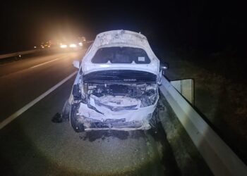 KEADAAN Perodua Alza yang terlibat kemalangan di Kilometer 148.3 Lebuhraya Pantai Timur (LPT) arah barat di Maran, Pahang.