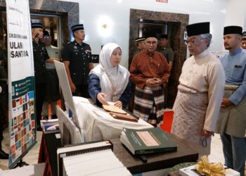 AL-SULTAN Abdullah Ri’ayatuddin Al-Mustafa Billah Shah (dua dari kanan) meninjau pameran sempena Konvensyen Antarabangsa Jawi dan Warisan Melayu 2025 di Hotel Grand Darul Makmur di Kuantan, Pahang.