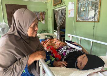 AZIZAH Mohd. Isa bersama Anisah yang kini terlantar di selepas diserang strok ketika ditemui di rumah mereka di Kampung Simat, Johol, Kuala Pilah, semalam.UTUSAN/NOR. SHAFIQAH MOHD GHAZALI.