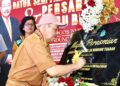 HAJIJI merasmikan Dewan Datuk Seri Hajiji Noor di Sekolah Kebangsaan (SK) Bundung, Tuaran. – UTUSAN/HARDY JOE