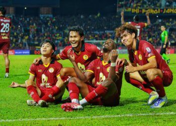 MIO Tsuneyasu (kiri) meraikan gol kedua jaringannya bersama rakan sepasukan dalam aksi Liga Super di antara Negeri Sembilan FC dan  Selangor FC di Stadium Tuanku Abdul Rahman Paroi, Seremban, hari ini.-UTUSAN/MOHD. SHAHJEHAN MAAMIN.