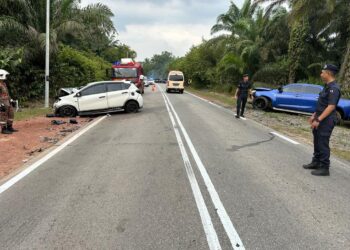 KEADAAN di lokasi kemalangan membabitkan sebuah Perodua Myvi dan pacuan empat roda Isuzu Dmax menyebabkan tiga individu maut di Kilometer 142, Jalan Kuantan-Seremban berhampiran Kampung Asli Bukit Serok, Muadzam Shah, Rompin.