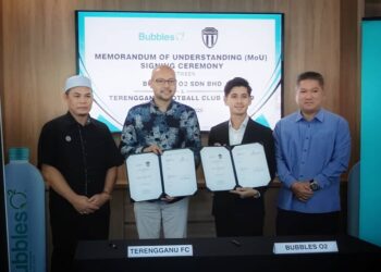 DARI kiri, Hishamuddin Abdul Karim; Sheikh Farouk Sheikh Mohamed Al Bajrai; Abdul Aziz Arifin dan Arifin Marzuki pada Majlis Menandatangani Memorandum Perjanjian Kerjasama Strategik TFCSB dan Bubbles 02 di Ibu Pejabat Bubbles 02 di Pedas, Rembau hari ini.-UTUSAN/NOR AINNA HAMZAH