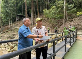 HAMIDI Abd. Halim (kanan) melawat sekitar kawasan Taman Eko Rimba Jeram Toi, Jelebu yang dibuka kepada pengunjung hari ini selepas ditutup selama lebih empat tahun. - UTUSAN/NOR SHAFIQAH MOHD. GHAZALI