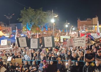 KIRA-kira 10,000 orang hadir tanda sokongan kepada Himpunan Solidariti Vol 2.0 derkarangan Majlis Perbandaran Tawau (MPT), malam tadi. - UTUSAN/BESSE AISYAH