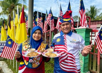 NORHAYATI Zakaria dan Nasaruddin menunjukkan roti canai yang dihidangkan kepada pelanggan ketika ditemui di Warong Rojak Mak Dara, Kampung Renggoh, Johol, hari ini.-UTUSAN/NOR SHAFIQAH MOHD. GHAZALI