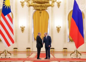 SULTAN Ibrahim diberikan sambutan negara di Kremlin, Moscow yang disambut oleh Presiden Russia, Vladimir Putin.-FACEBOOK SULTAN IBRAHIM
