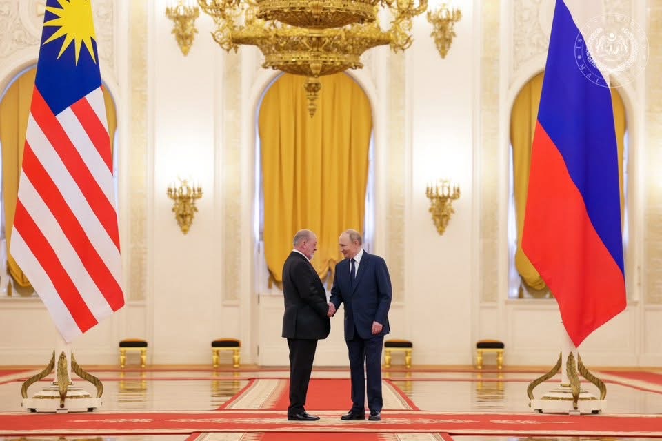 Agong diberikan sambutan negara di Russia