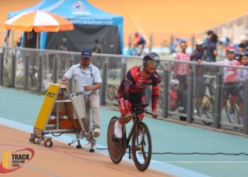 Fadhil Zonis ketika bersaing pada Piala Trek Asia di Suphanburi, Thailand hari ini. - IHSAN THAILAND CYCLING