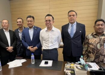 MOHD. Sharkar Shamsudin (empat dari kiri) mengetuai rombongan MyGig bertemu Steven Sim Chee Keong (lima dari kiri) di Dewan Rakyat.