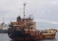 KAPAL 'hantu' yang dijumpai hanyut di perairan Pelantar Minyak Semangkok A, Terengganu, kelmarin, berjaya ditunda dalam satu operasi penyelamatan secara bersepadu dengan dikoordinasikan oleh Maritim Malaysia. - FOTO IHSAN MARITIM MALAYSIA