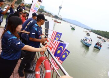 LEONG Yu Man (kanan) melepaskan peserta Kejohanan Memancing Sotong Mata Hijau di Jeti Shahbandar, di Kuantan, Pahang.
