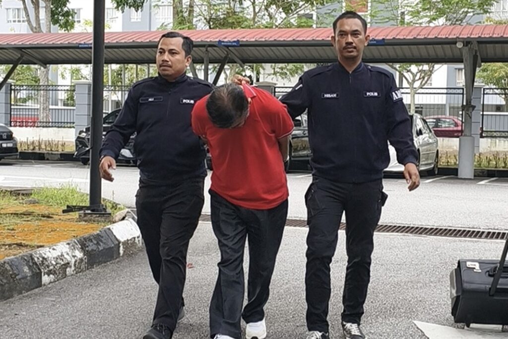 Penyelia tapak didakwa pindah wang haram RM2 juta
