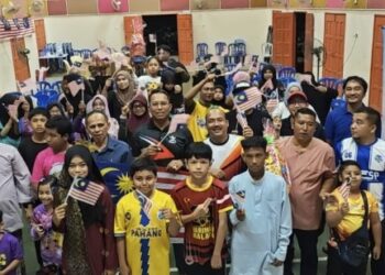 RAZAK Daud ( baris tengah tiga dari kiri) dan Azrul Azham (empat dari kiri) bersama komuniti sempena kempen Satu Rumah Satu Jalur Gemilang sempena Bulan Kemerdekaan di Felda Jengka 24 di Jerantut, Pahang.