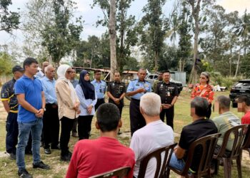 AHMAD Faudzi Awang memberikan taklimat kepada lima orang  banduan pada Majlis Penyerahan Orang Bebas Berlesen (OBB) Kepada Majikan Pertama di Payo Campsite Johol, Kuala Pilah.-UTUSAN/NOR SHAFIQAH MOHD GHAZALI.