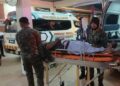 JURUTERBANG dan pembantu juruterbang TUDM yang cedera dibawa mendapatkan rawatan di HTAA Kuantan.