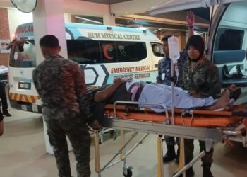JURUTERBANG dan pembantu juruterbang TUDM yang cedera dibawa mendapatkan rawatan di HTAA Kuantan.