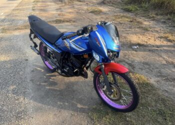 KEADAAN motosikal RXZ yang terlibat kemalangan di Kilometer 21 Jalan Pekan-Nenasi-Rompin di Pekan, Pahang.