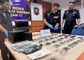 MOHD. Zaidi Mat Zin (tengah) menunjukkan dadah yang dirampas dalam sidang akhbar di Ibu Pejabat Polis Daerah Pekan di Pekan, Pahang.