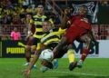JOSEPH Esso dikawal rapi pemain Kuching City FC dalam aksi Liga Super di Stadium Tuanku Abdul Rahman Paroi, Seremban, hari ini.-UTUSAN/MOHD. SHAHJEHAN MAAMIN.