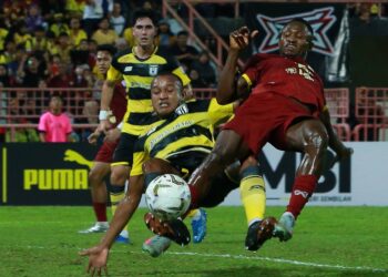 JOSEPH Esso dikawal rapi pemain Kuching City FC dalam aksi Liga Super di Stadium Tuanku Abdul Rahman Paroi, Seremban, hari ini.-UTUSAN/MOHD. SHAHJEHAN MAAMIN.