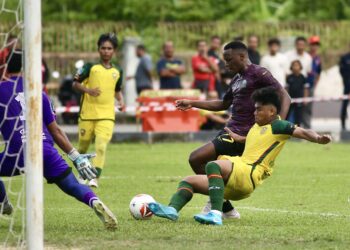PERTAHANAN pasukan KDA FC gagal menghalang penyerang IFC II, Said Khamis yang melakukan jaringan pertama sebelum keputusan berakhir dengan jaringan 3-0 berpihak pelawat di Stadium Mini MPKP, Jitra hari ini. - UTUSAN/ SHAHIR NOORDIN