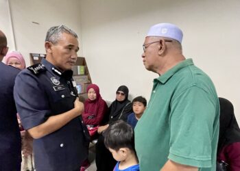 KETUA Polis Kedah, Komisioner Adzli Abu Shah menziarahi keluarga Allahyarham Koperal Mohd. Hafizul Izham Mazlan di Jabatan Forensik HSB di Alor Setar.