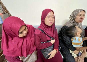 NUR Azhanis Mohd. Yusoff (tengah) ketika ditemui di pekarangan Jabatan Forensik HSB di Alor Setar.