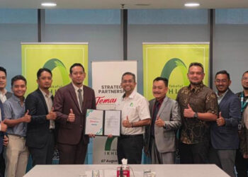WAN Ahmad Najib (tengah dari kanan) menyerahkan sijil induk takaful bagi program TemanCare kepada Asward (tengah dari kiri).