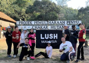 PASUKAN LUSH terbabit dalam program pembersihan pantai di sepanjang kawasan pesisir Chakar Hutan yang berjaya mengumpul sebanyak 97 kilogram sampah dalam masa 45 minit.