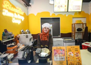 WAN Nurasyikin Wan Mustaffa Kamel ketika ditemui di kafenya di Sekolah Perniagaan dan Ekonomi, UPM baru-baru ini.