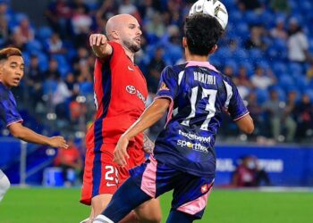 PENYERANG JDT, Joao Figueiredo berjaya mengatasi pemain UM-Damansara United pada aksi pusingan 16 Piala FA di Stadium Sultan Ibrahim, malam tadi.-IHSAN JST