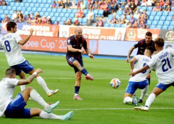 PERTAHANAN  Lion City Sailors cuba menghalang rembatan penyerang JDT, Joao Figueiredo pada aksi Kumpulan B, Kejuaraan Kelab ASEAN (ACC), semalam.-UTUSAN/RAJA JAAFAR