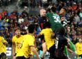 Penjaga gol  Negeri Sembilan FC, Muhammad Azri Ghani diasak penyerang JDT, Eddy Israfilov dan Joao Figueiredo dalam aksi Liga Super di Stadium Sultan Ibrahim, Iskandar Puteri, kelmarin. - UTUSAN/RAJA JAAFAR ALI