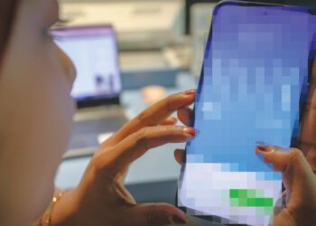OBSES terhadap media sosial menyebabkan kita sukar berenggang dengan peranti pintar. – GAMBAR HIASAN