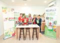 KETUA Pegawai Eksekutif Medella, Edwin Ong (tengah) bersama Ketua Pegawai Perniagaan & Operasi Jaya Grocer,  Joseph Teoh (dua dari kanan) semasa pelancaran minyak masak isirung sawit dalam pek pengguna pertama di dunia di sini, baru-baru ini