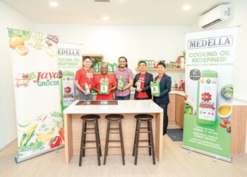 KETUA Pegawai Eksekutif Medella, Edwin Ong (tengah) bersama Ketua Pegawai Perniagaan & Operasi Jaya Grocer,  Joseph Teoh (dua dari kanan) semasa pelancaran minyak masak isirung sawit dalam pek pengguna pertama di dunia di sini, baru-baru ini