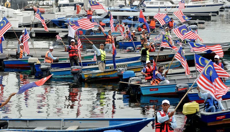 Jalur Gemilang hiasi perairan Tebrau